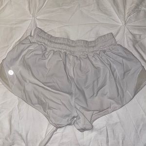 white lulu lemon hotty hot 2.5 short